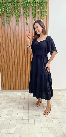 Vestido Preto midi com decote coração, drapeado no busto e mangas amplas tipo borboleta. Ele tem a saia em camadas, que dá movimento e leveza ao look.