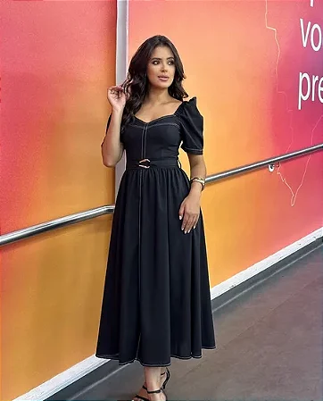 Vestido preto com manga bufantes