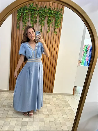 Vestido longo azul midi com decote em V e mangas curtas bufantes