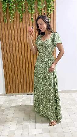Vestido longo floral com decote quadrado e mangas borboletas