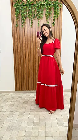 vestido longo com detalhes de renda