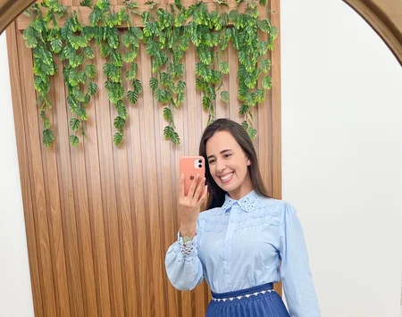 Camisa azul bordada e rendada
