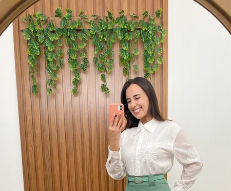 Camisa rendada e com flores