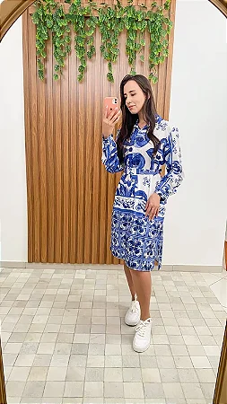 Vestido com camadas/folhos, com detalhes em renda e decote em V