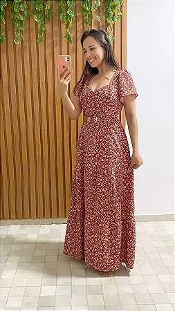 Vestido longo floral com decote coração e cinto