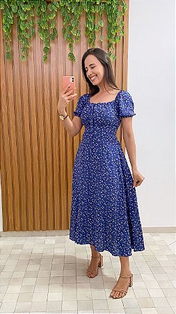 Vestido azul escuro com estampa de pequenas flores