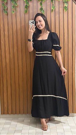 Vestido preto com mangas bufantes