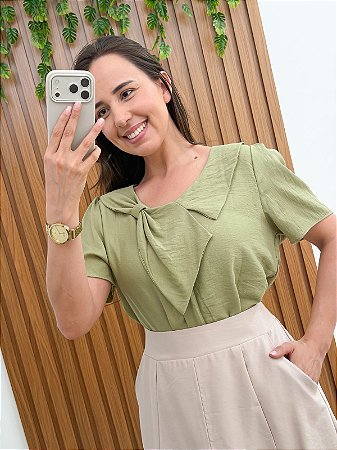Blusa verde oliva com laço na gola