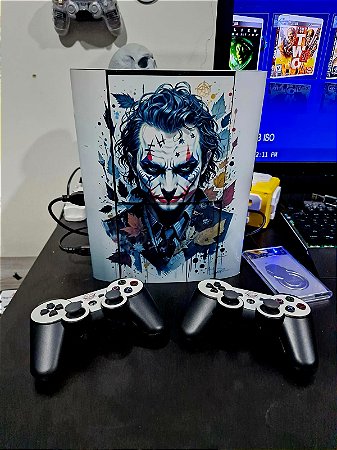 PS3 TUNADO SLIM OU SUPER SLIM COM SKIN TEMÁTICA + 2 CONTROLES