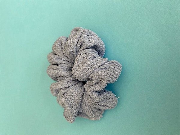 Scrunchie - azul bebê texturizado