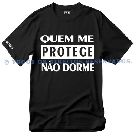 Camiseta Preta Quem Me Protege Não Dorme