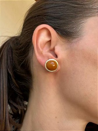 Brinco Botão Resina Dourado Marrom