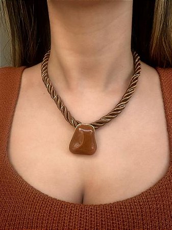 Colar Cordão Resina Marrom