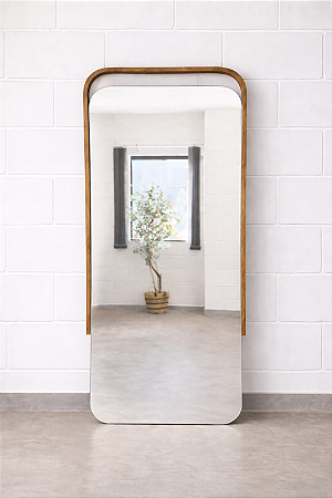 Espelho Prancha moldura madeira borda arredondada corpo inteiro