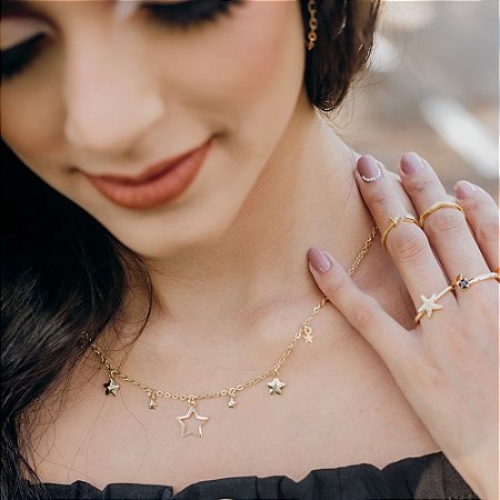 Colar estrela vazada e mini estrelas banhado a ouro 18k