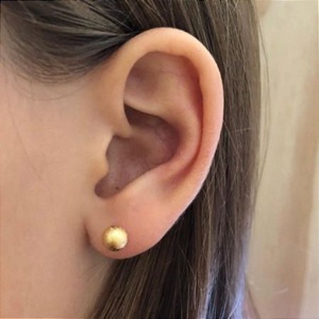 Brinco bolinha texturizada 6mm banhada a ouro 18k