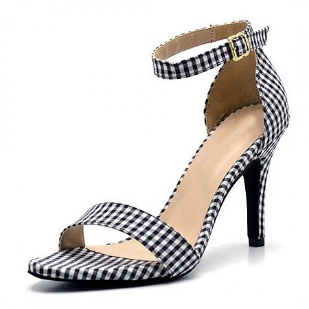 sandalia preta e branca