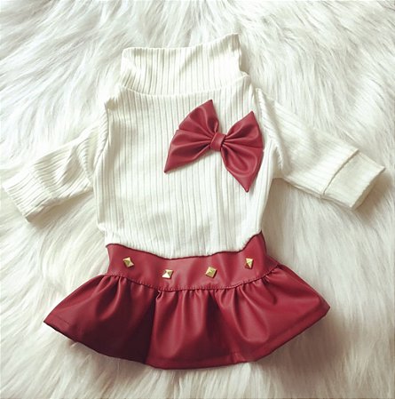 Blusa canelada branca e saia em couro sintetico