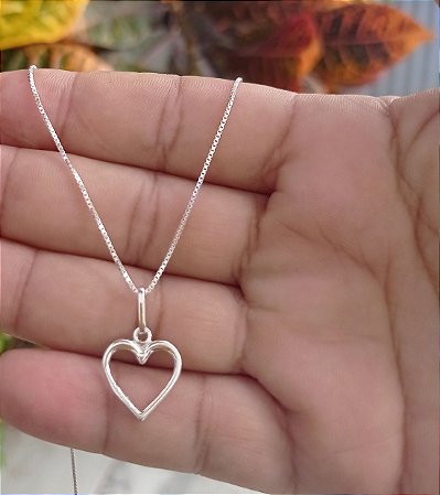 Colar com pingente coração vazado