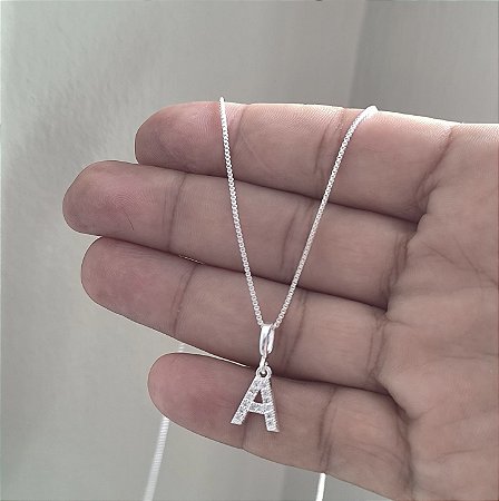 Colar Letra Cravejada A Tamanho Médio