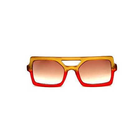 Óculos de Sol Gustavo Eyewear G114 8. Cor: Caramelo e vermelho translúcido. Haste animal print. Lentes marrom.
