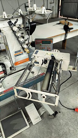 Máquina cobertura eletrônica Siruba, com corte do friso, com alimentador e painel de programação para corte de friso, com guilhotina