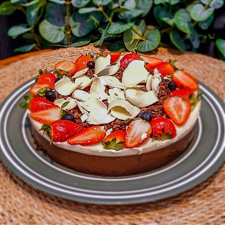 Torta Duo de Chocolates Com Morangos e Mirtilos