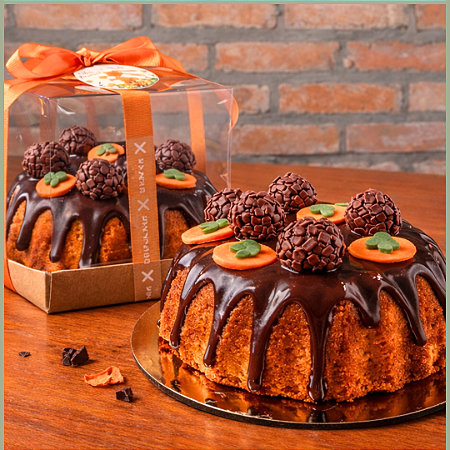 Bolo cenoura com Chocolate Decorado