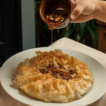 Torta filo com creme de queijos, nozes e tâmaras