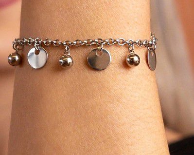 Pulseira de aço medalhas e bolinhas