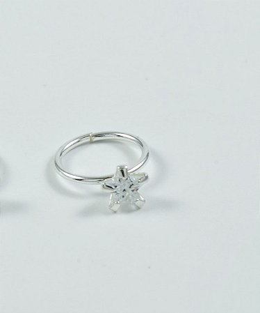 Piercing de prata com estrela de zircônia