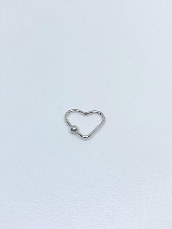Piercing de prata coração liso com bolinha
