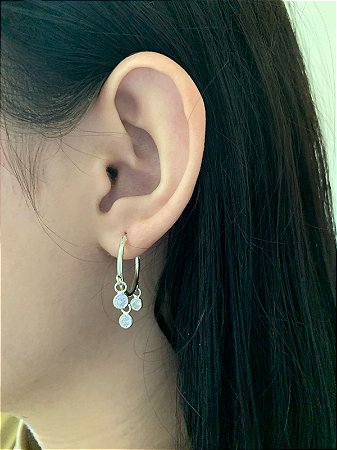 Brinco de prata argolinha com 3 zircônias