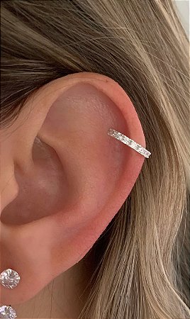 Piercing fake de prata com uma fileira de zircônias