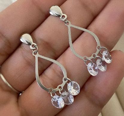 Brinco de aço gota pendurada com zircônias