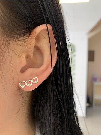 Brinco de prata earcuff corações vazados com pontos de luz