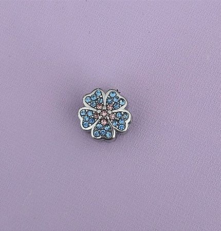 Berloque de aço passante flor com zircônias azuis e rosa