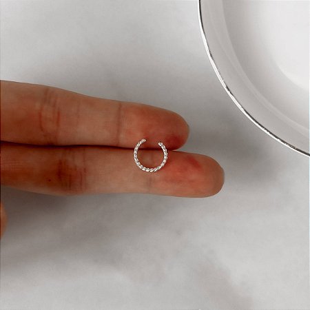 Piercing de prata fake aro torcido