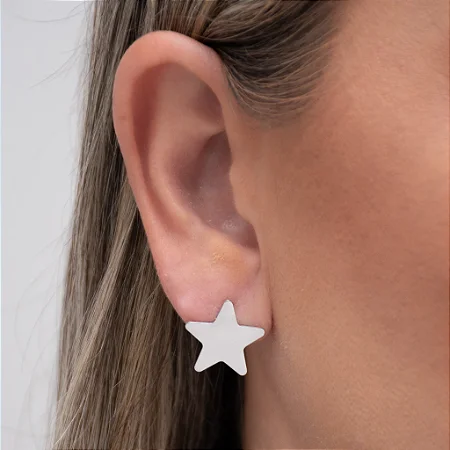Brinco de aço estrela lisa grande