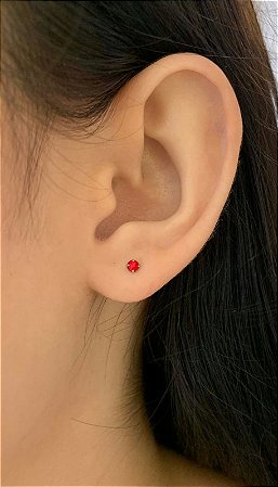 Brinco de aço baby vermelho 2mm