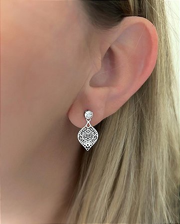 Brinco de aço arabesco com zircônia