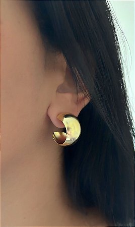Brinco dourado argola média larga