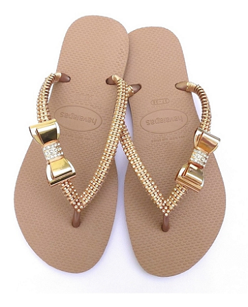 Chinelo decorado com laço de metal