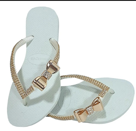 Chinelo decorado com laço de metal