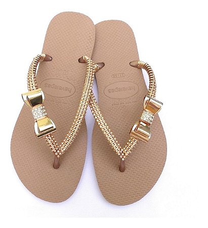 Havaianas slim enfeitados com laço dourado