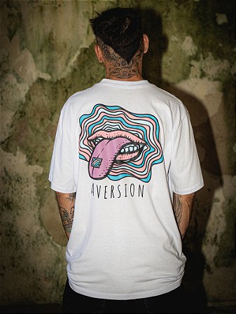 Camiseta T-shirt Aversion Unissex Branca - Model Hello - Aversion Outfits  Co.