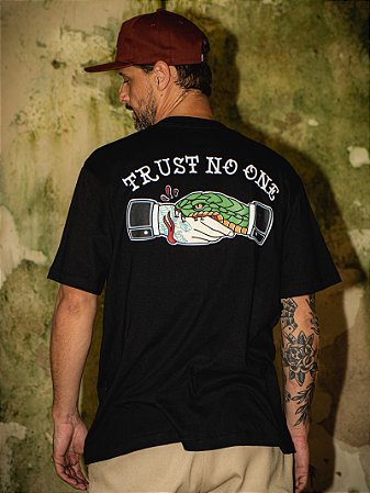 Camiseta T-shirt Aversion Unissex Preta - Model Trust