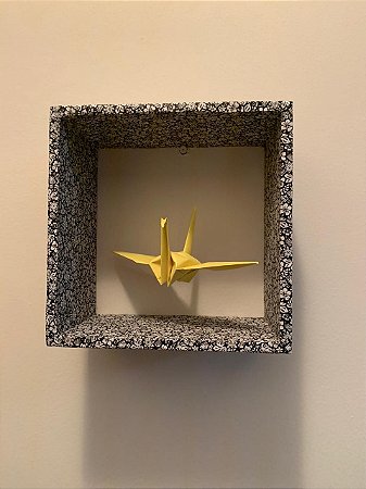 Nicho com tsuru amarelo