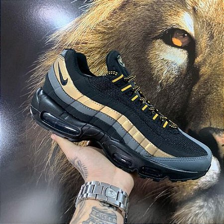 tenis nike preto dourado