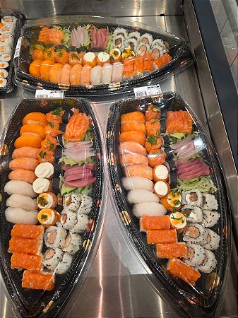 50 un – Embalagem Barca para sushi e sashimi média